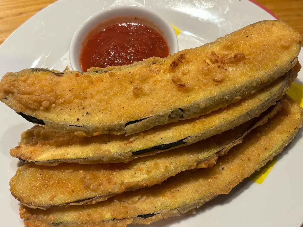 Breaded zucchini with marinara sauce
