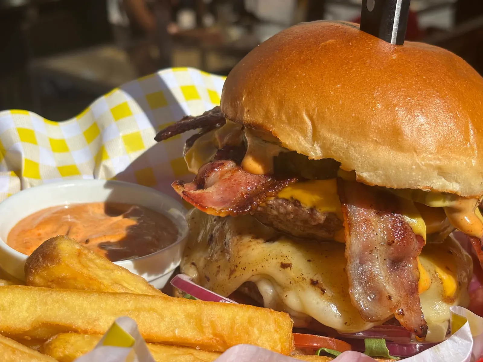 Cheeseburger se slaninou a domácími hranolky v Annie's