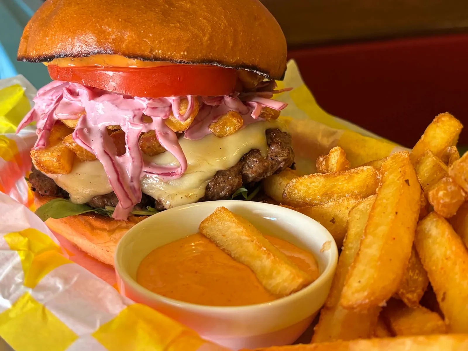Burger s coleslawem, rajčetem a domácími hranolky